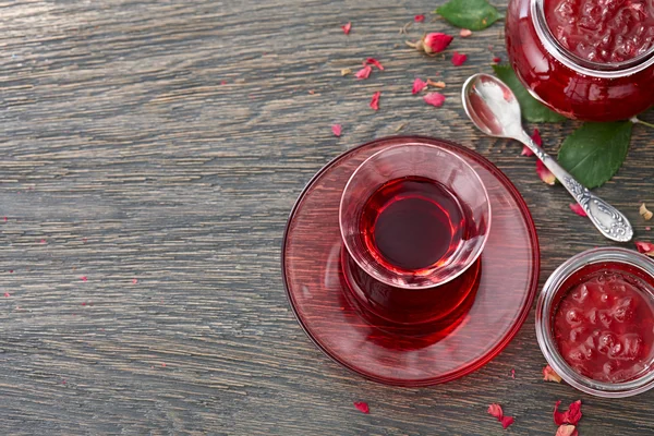 Té de hibisco con fondo de mermelada de rosa —  Fotos de Stock