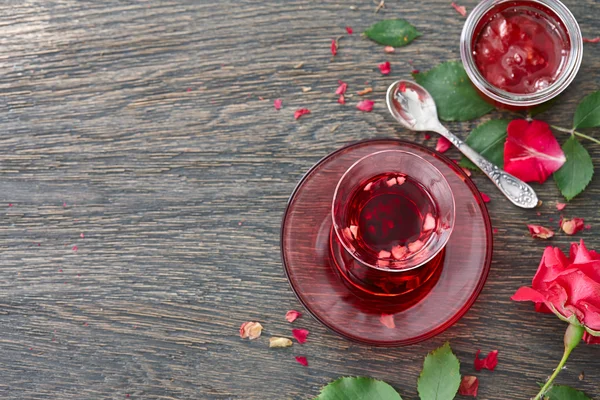 Чай гибискус на фоне розового варенья — стоковое фото