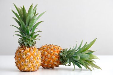 Beyaz bir tablo üzerinde olgunlaşmış ananas
