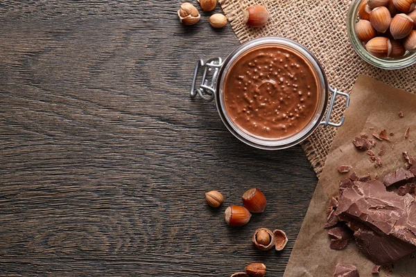 Antecedentes com espalhamento de avelãs e ingredientes — Fotografia de Stock