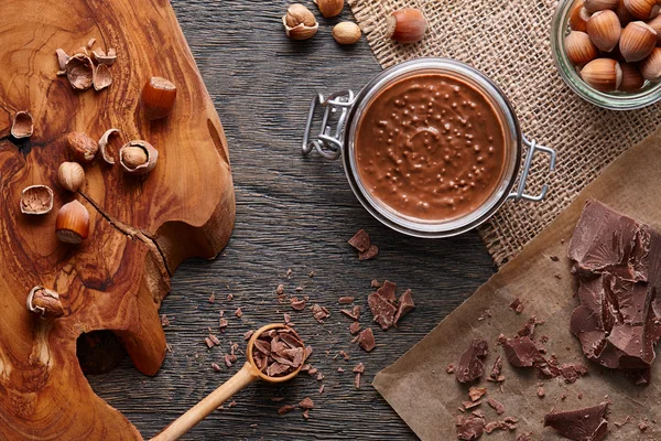 Spread fındık ve malzemelerin koyu arka plan üzerine