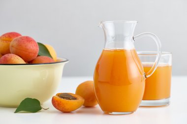 Taze meyve suyu ve olgun kayısı kase cam sürahi