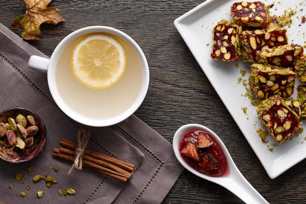 Zencefil çay limon ve Türk lokumu