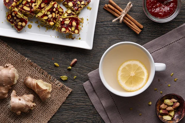 Taza de té de jengibre con limón y delicia turca —  Fotos de Stock