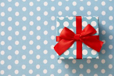 Polka dot hediye kutusu mavi noktalı arka plan üzerinde
