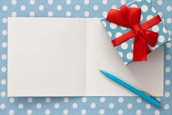 Carte de vœux avec boîte cadeau à pois et stylo — Photo