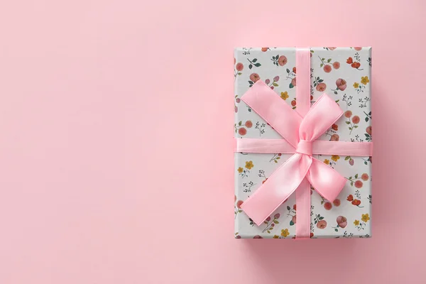 Coffret cadeau motif floral sur fond rose — Photo