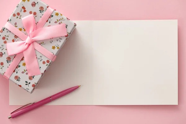 Greeting card, gift box and pen in pink colors — Stock Photo, Image