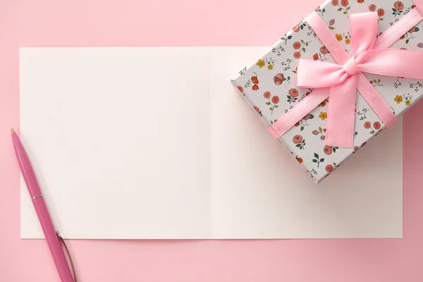 Tebrik kartı, hediye kutusu ve pembe renklerde kalem