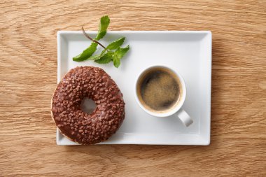 Espresso kahve beyaz plaka üzerinde çikolata parçaları ile