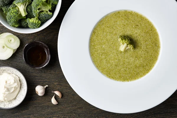 Суп из брокколи с ингредиентами — стоковое фото