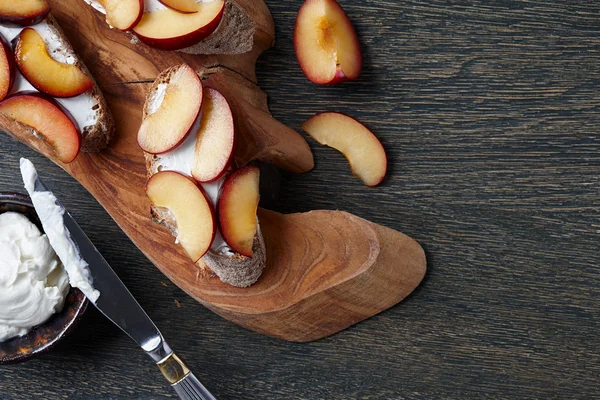 Bruschetta mit Pflaumen und Frischkäse — Stockfoto