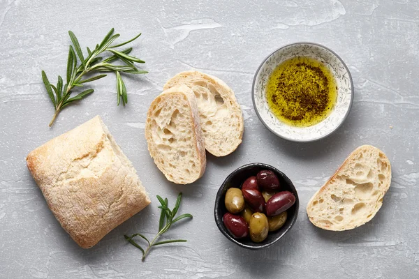 Pane alla ciabatta con olive, olio ed erbe aromatiche — Foto Stock