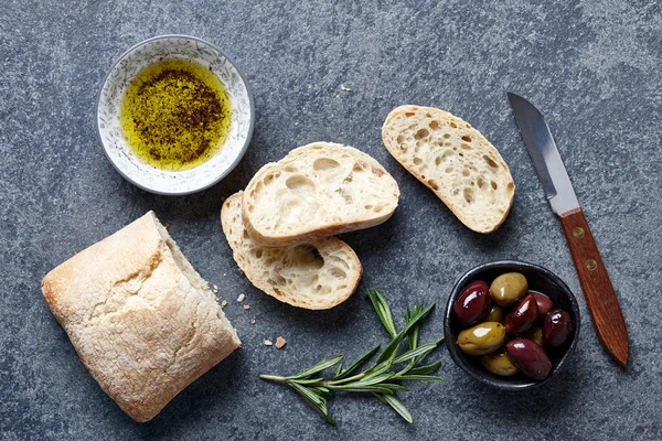 Chléb ciabatta s olivami, olejem a bylinkami — Stock fotografie