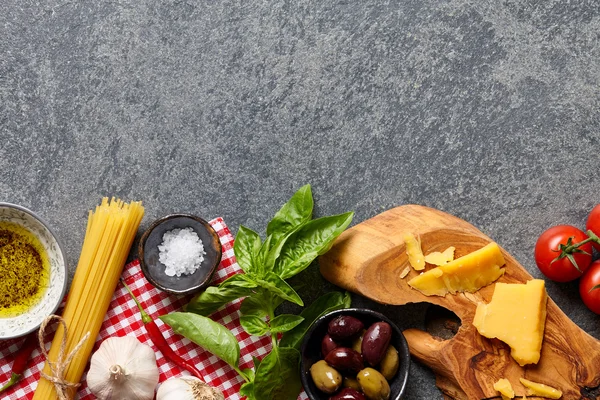 Składniki żywności włoski na tle kamień — Zdjęcie stockowe