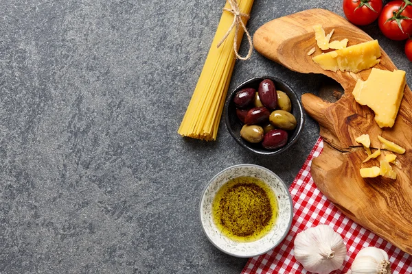 Итальянские продукты питания на каменном фоне — стоковое фото
