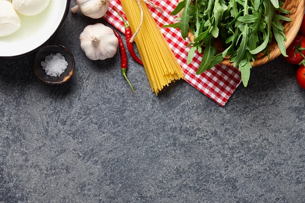 Italské potraviny ingredience na kamenné pozadí — Stock fotografie