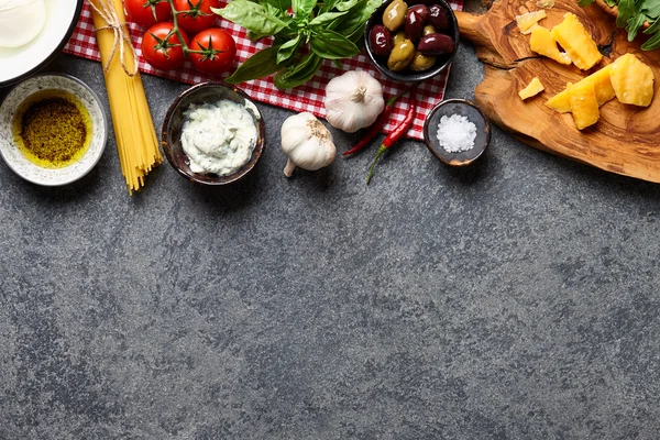 Ingrédients alimentaires italiens sur fond de pierre — Photo