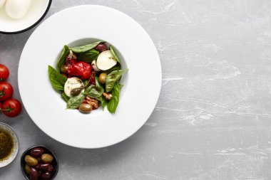 İtalyan salatası fesleğen, zeytin ve mozzarella peyniri