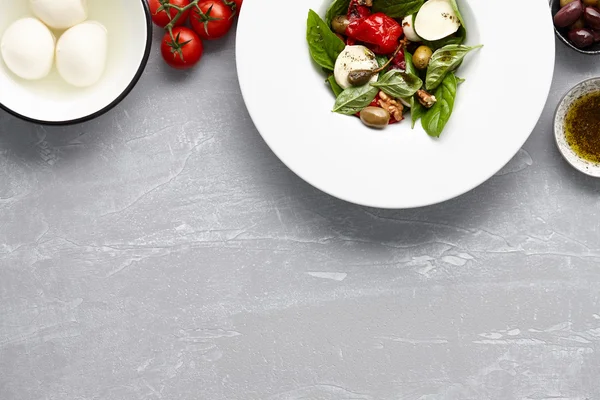 Italský salát s bazalkou, olivami a mozzarellou — Stock fotografie