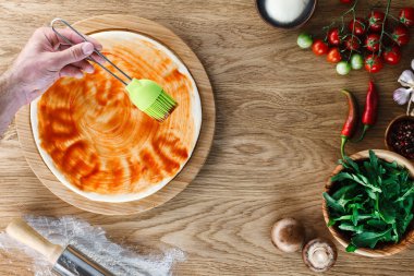 pizza domates sosu Yayilim