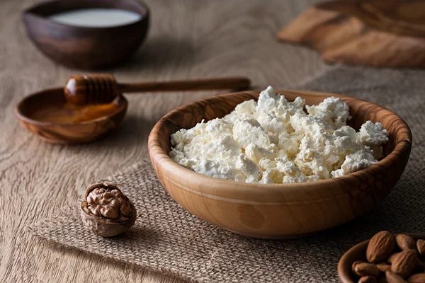 Ahşap bir kasede süzme peynir.