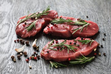 Üç sulu ham sığır eti biftek