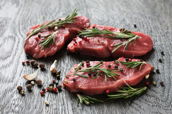 Three juicy raw beef steaks — Stock Photo, Image