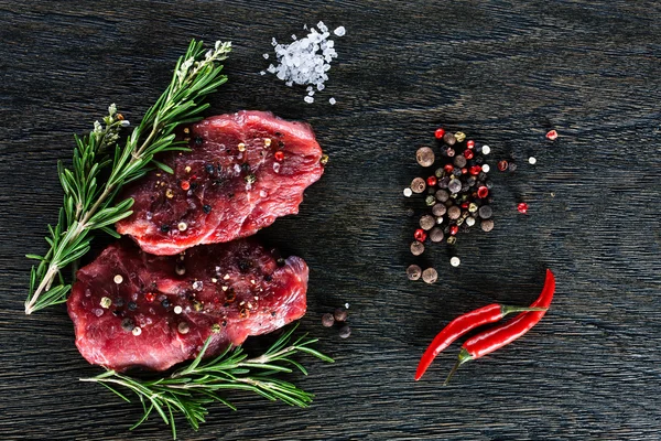 İki süslenmiş ham sığır eti biftek