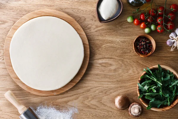 Процесс приготовления пиццы — стоковое фото