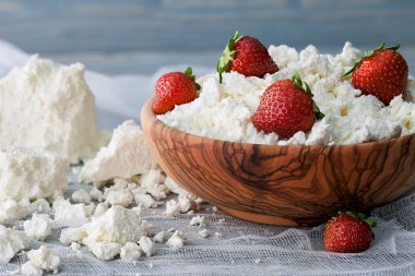 Bir kase süzme peynir ve çilek ile