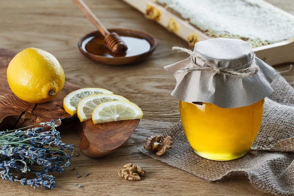 Tatlım kavanoz ve limon parçaları