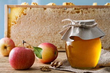 Honey jar with fresh apples