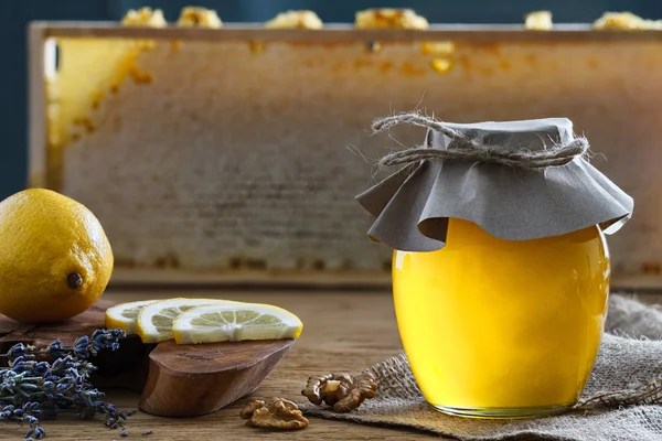 Tatlım kavanoz ve limon parçaları