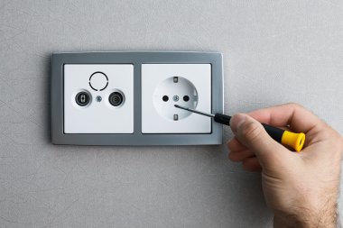 AC elektrik prizine yüklemek