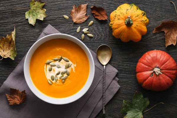 Kürbissuppe zwischen den Blättern — Stockfoto