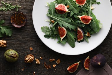 Roket yaprakları ve incir salatası