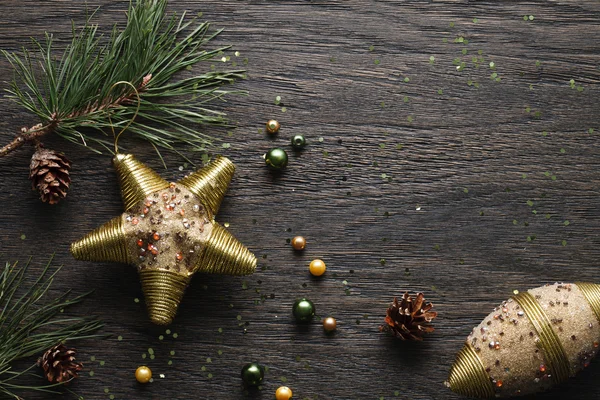 Altın süslemeleri ile koyu Noel arka plan