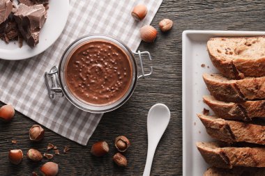 Fındık parçaları ile spread fındık