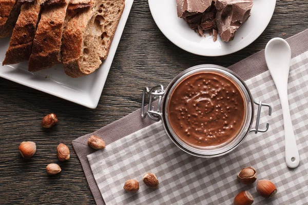 Fındık parçaları ile spread fındık