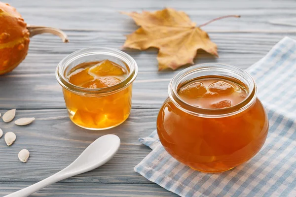 Mavi bir arka plan üzerinde taze kabak reçeli