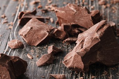 Karanlık artalanları üzerinde çikolata parçaları