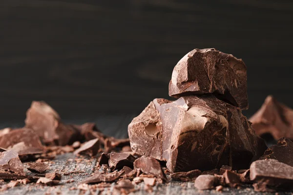 Trozos de chocolate en un fondo oscuro —  Fotos de Stock