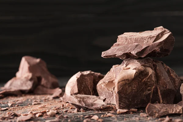 Trozos de chocolate en un fondo oscuro —  Fotos de Stock