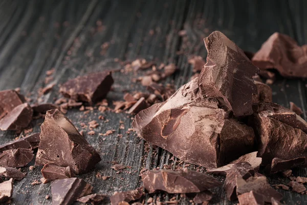 Trozos de chocolate en un fondo oscuro —  Fotos de Stock