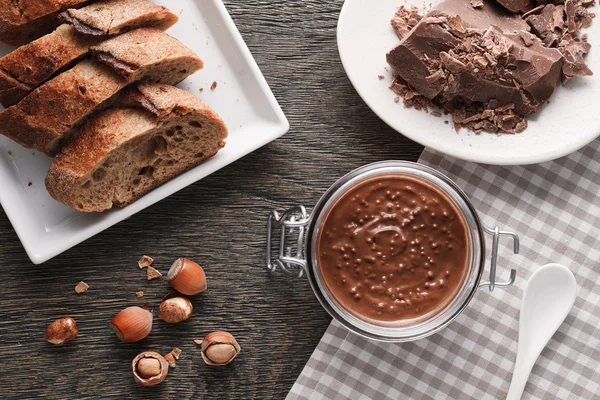 Fındık parçaları ile spread fındık