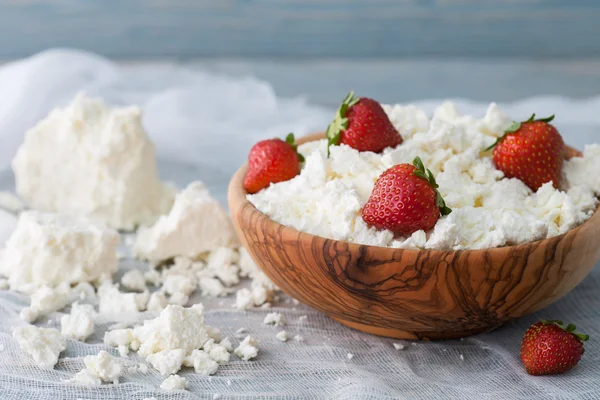 Schüssel mit Quark und Erdbeeren — Stockfoto