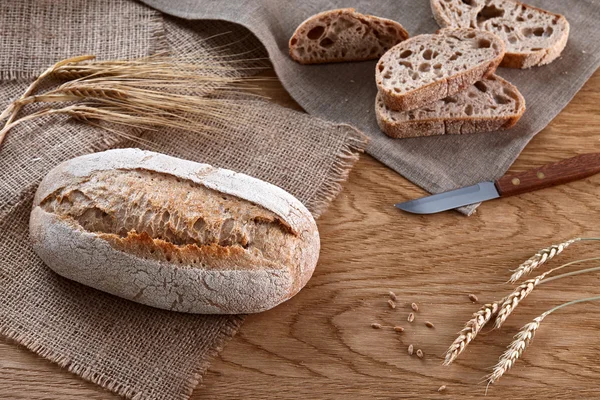 Pane su fondo di legno — Foto Stock