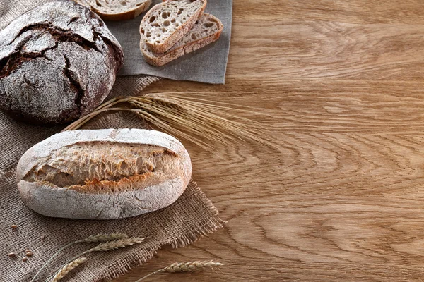 Assortimento di pane al forno su fondo di legno — Foto Stock