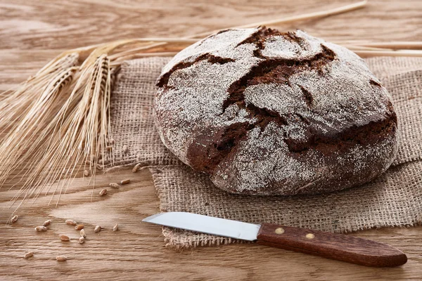 Pane rotondo di pane su sfondo di legno — Foto Stock